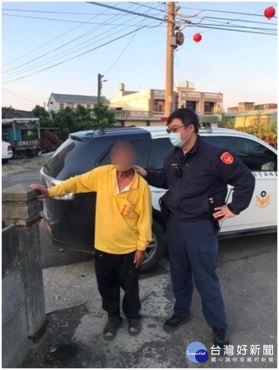 六旬翁體力不支路倒，虎尾警視民如親助返家/虎尾警分局提供