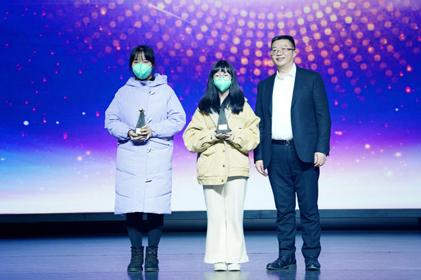 成都傳媒集團副總經理李科為2022金犢獎「成都命題」獲獎選手頒獎 成都傳媒集團副總經理李科為2022金犢獎「成都命題」獲獎選手頒獎