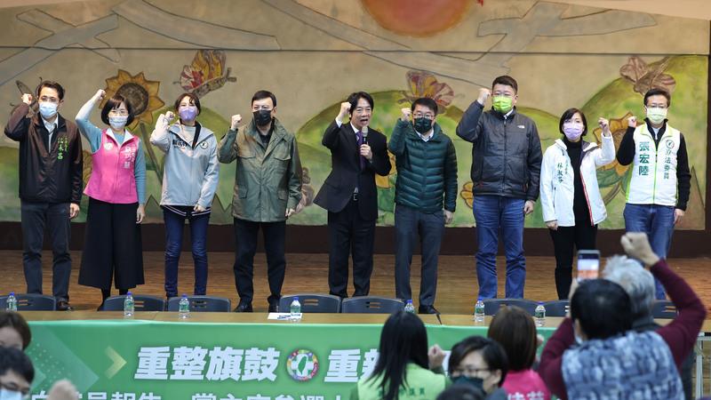 賴清德首場「向黨員報告」政見說明會,21日晚間在新北市三重登場。中央社