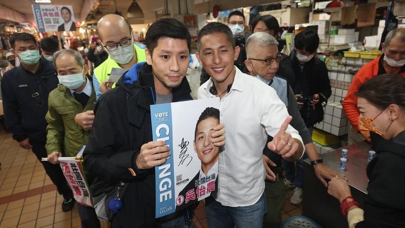 吳怡農22日前往中山市場拜票,並與支持民眾合影留念。中央社