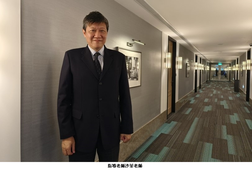 可能是 1 人、站立、套裝和室內的圖像