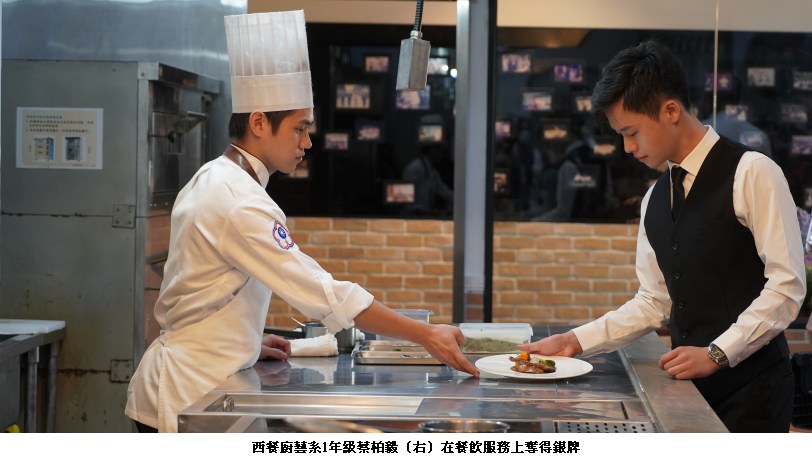 可能是 2 個人、大家站著、食物和廚房的圖像