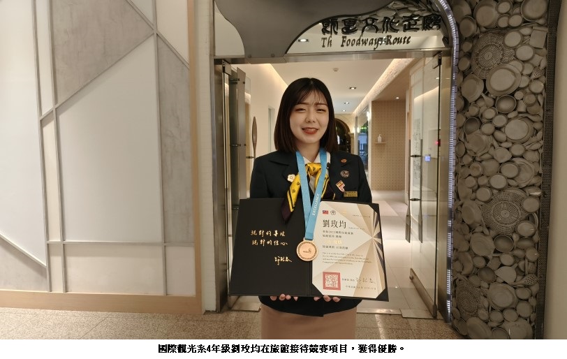 可能是 1 人、站立和室內的圖像