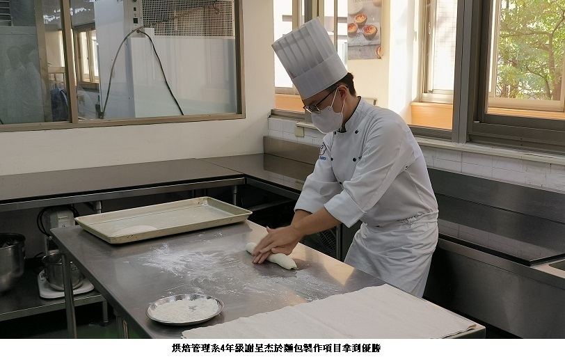 可能是 1 人、食物和廚房的圖像