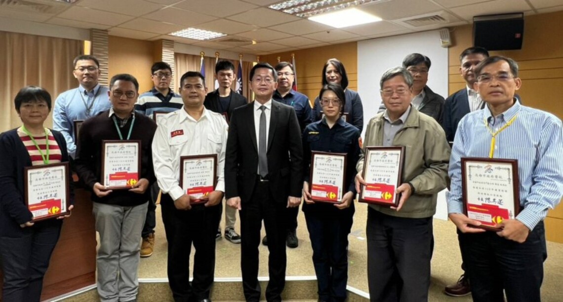 高市警鍾睿賢、吳育萱2人獲頒廉潔楷模 局長林炎田肯定並期勉廉潔警紀