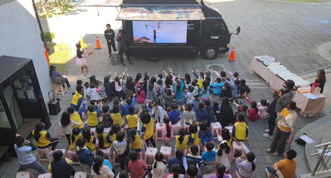 「美力台灣」3D行動電影車開進河堤國小   傻瓜導演曲全立用生命寫故事~勉勵師生改變自己、面對環境