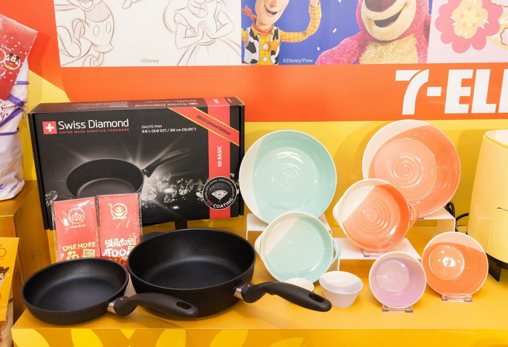 7-ELEVEN開運金喜福袋於1月1日開賣 ，精品福袋則和英國Royal Doulton皇家道爾頓、瑞士Swiss Diamond瑞仕鑽石鍋兩大...
