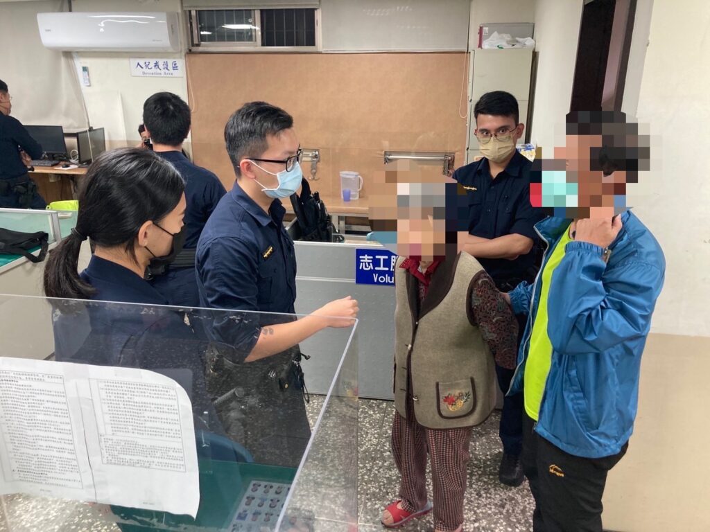 樹林警分局樹林派出所警員唐伯豪、陳宥嘉及林琮竣等三員協助老婦返家