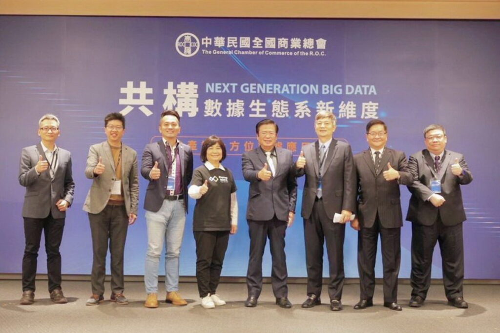 照片左起:中國信託數據暨科技研發處副總經理宋政隆、萬里雲創辦人暨執行長劉永信、威朋大數據集團創辦人暨執行長吳詣泓、前國發會主任委員暨台灣區塊鏈大聯盟總召集人陳美伶、中華民國全國商業總會理事長許舒博、中華民國人壽保險商業同業公會理事長陳慧遊、商總科技與數位應用委員會主任委員劉先覺、安永諮詢服務首席顧問萬幼筠。