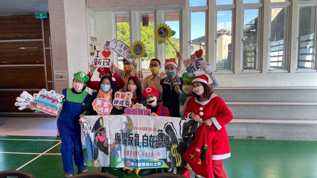彰化榮家全員出動辦理耶誕長者校園傳情「愛 sharing」活動