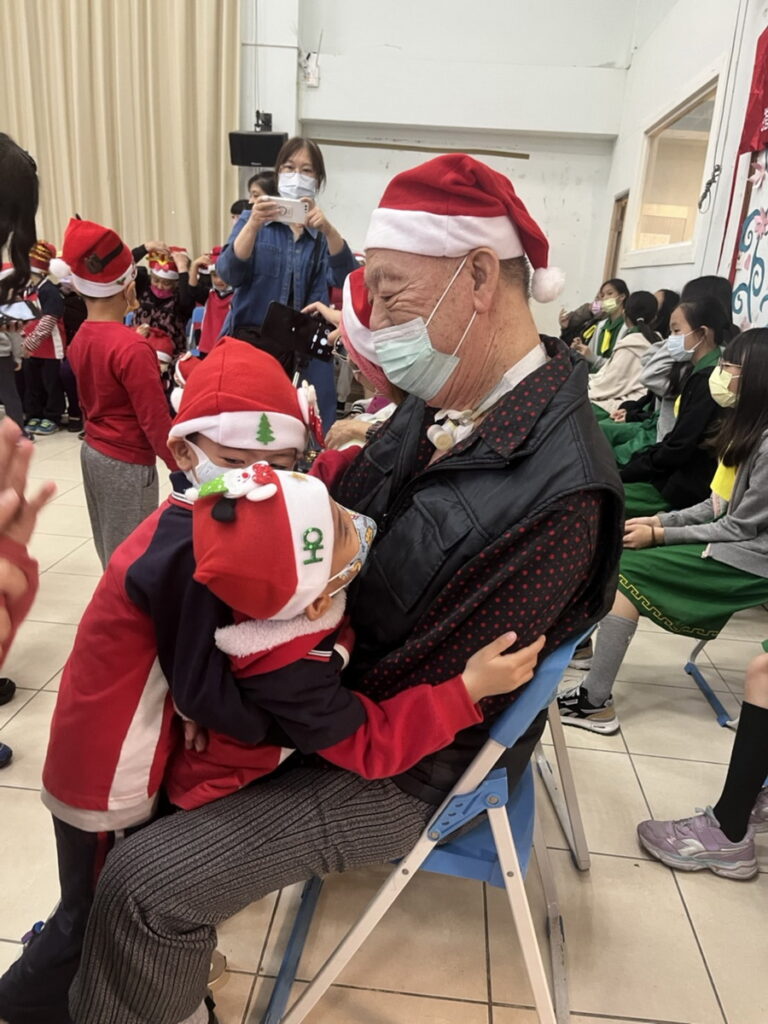 長輩與幼童互送禮物,相擁祝福