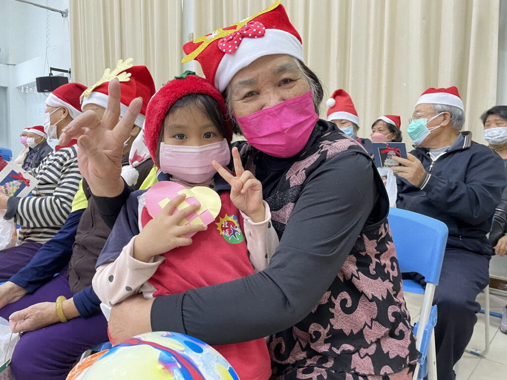 長輩與幼童互送禮物,相擁祝福