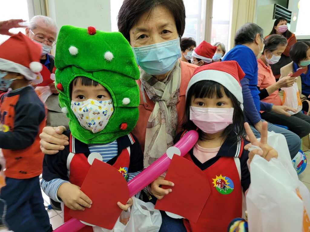 長輩與幼童互送禮物,相擁祝福