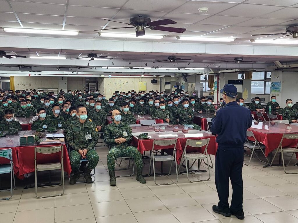 軍警一家,春節前夕基警至陸軍關指部五堵營區實施犯罪暨交通宣導