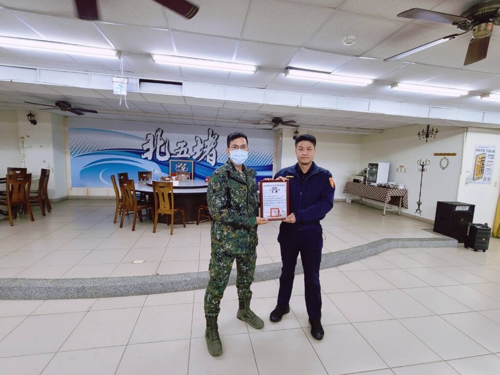 陸軍關渡地區指揮部裝甲營營區連長徐宗堯(左)、百福派出所所長羅軒偉(右),春節前夕預防犯罪暨安全宣導。