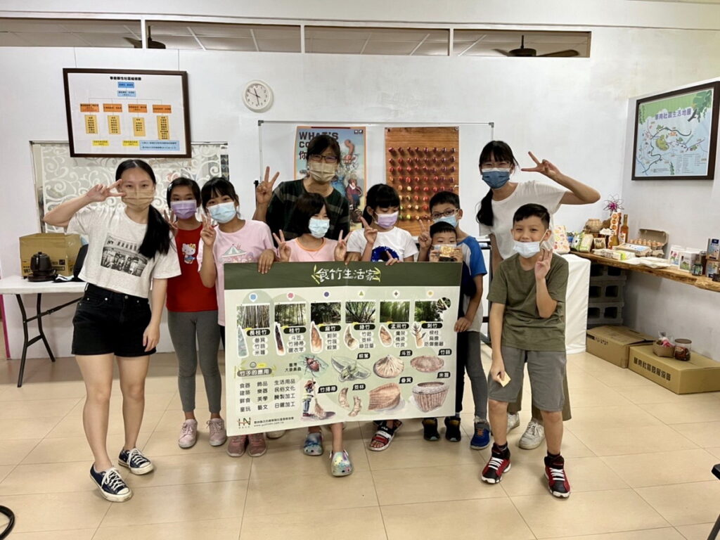 蹲點台灣新聞照附件2_ 臺灣師範大學華語文教學系温喬安(左一)、邱彥陵(右二)製