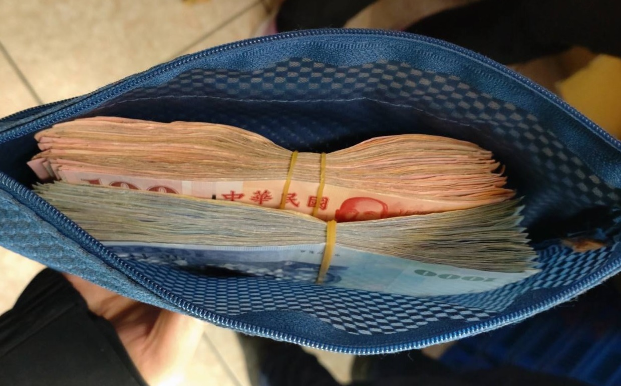 ▲ 有客人將裝有大筆現金錢包遺留水果店內,店家發現後求助警方 (圖/台中市警察局 提供)