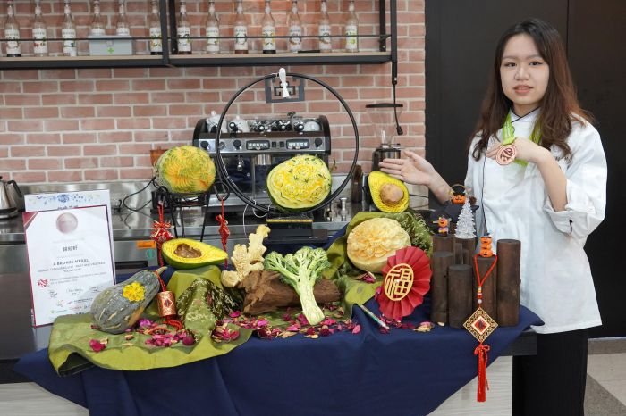 作品柳暗花明喻學習之路 大葉大學賴郁軒獲台北國際廚藝賽果雕銅牌