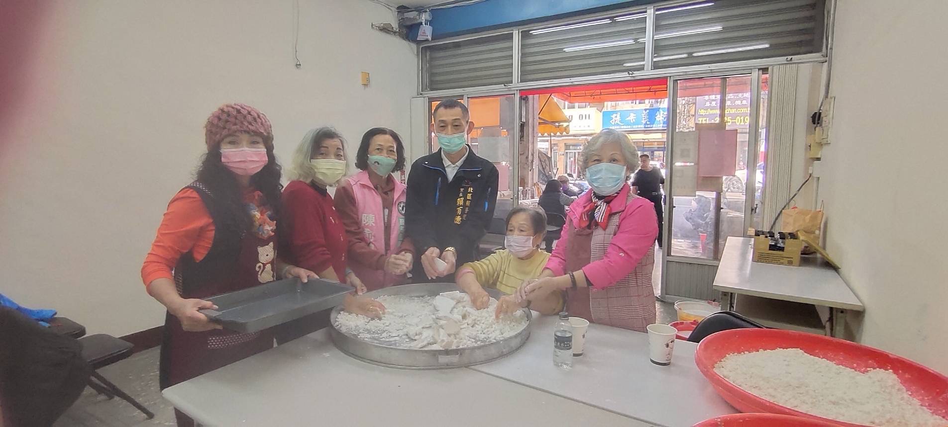 賴厝社區阿媽冬至搓湯圓活動,里長賴有德(右3 )與里民一同參與搓湯圓。(圖/賴厝社區發展協會提供)