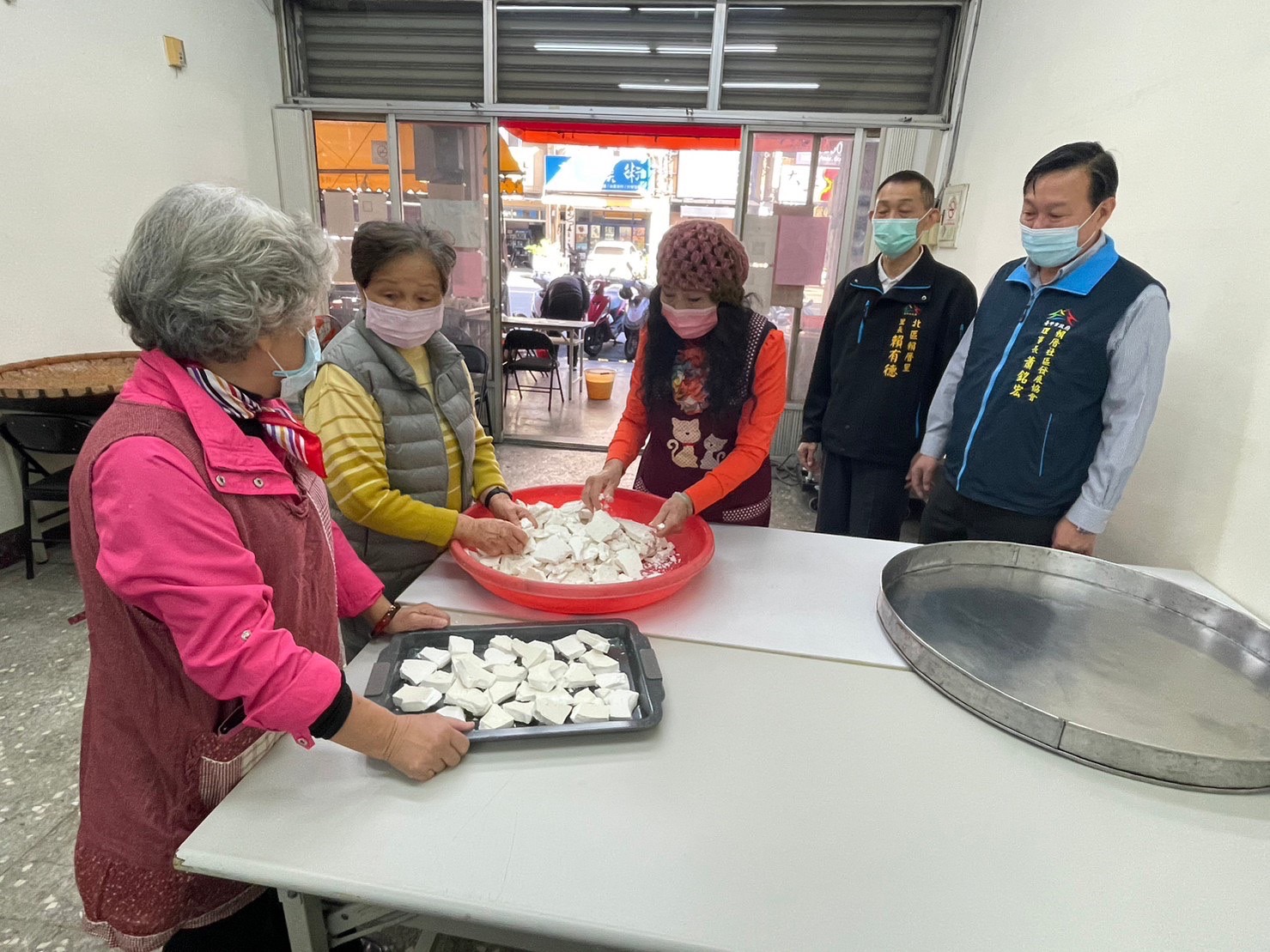 賴厝社區阿媽冬至搓湯圓活動,里長賴有德(右2 )與理事長蕭銘宏與里民一同互動。(圖/賴厝社區發展協會提供)