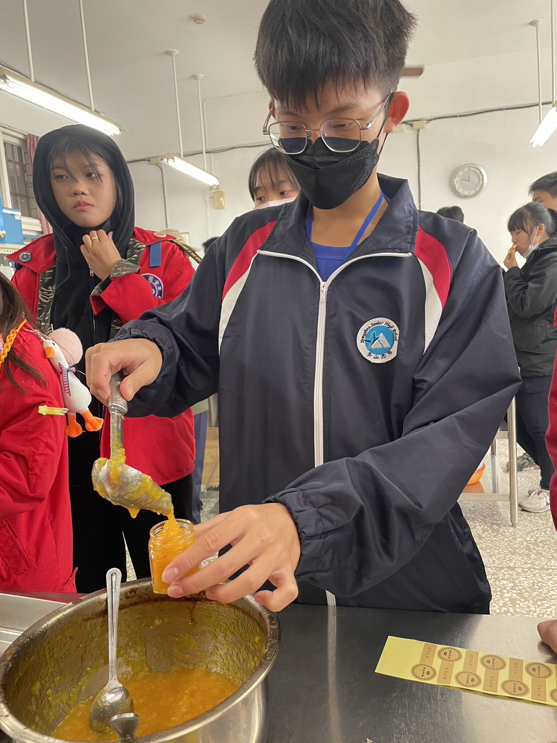 臺中市第37屆行義蘭姐專科章考驗露營活動食農教育果醬製作。(圖/豐原高商提供)