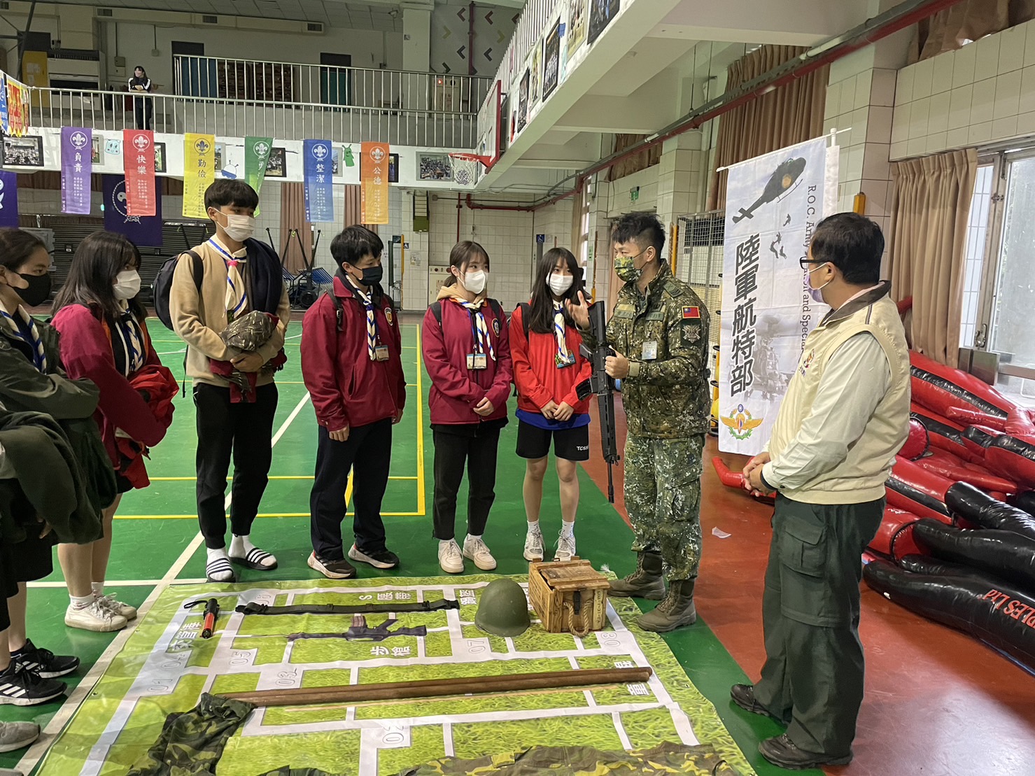 臺中市第37屆行義蘭姐專科章考驗露營活動槍枝介紹。(圖/豐原高商提供)