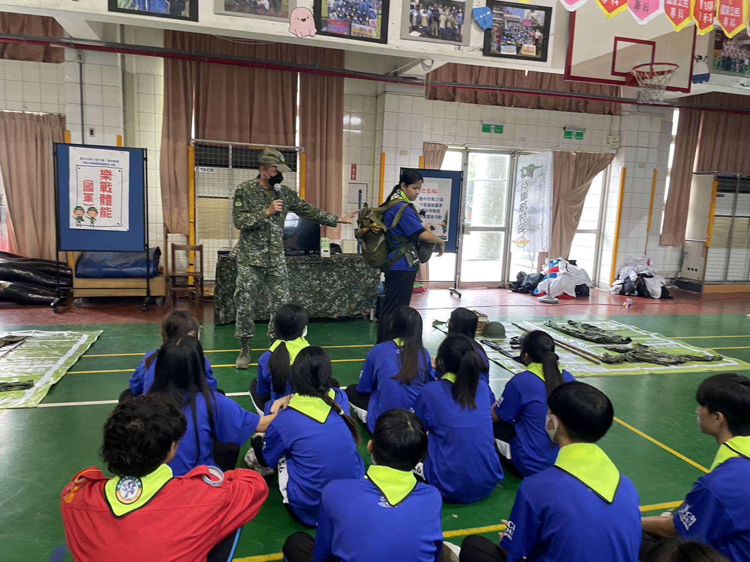 臺中市第37屆行義蘭姐專科章考驗露營活動傘具介紹。(圖/豐原高商提供)
