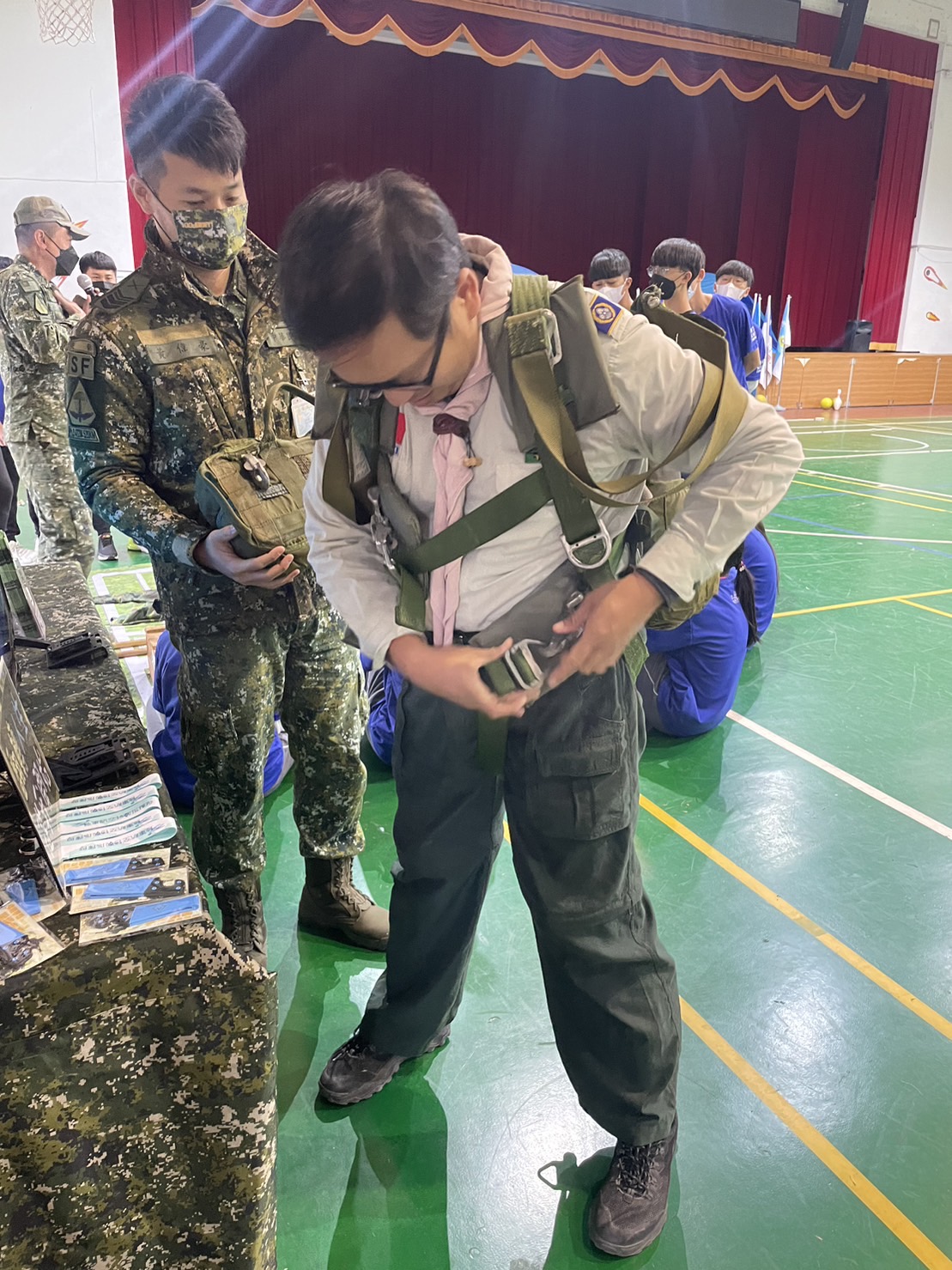 臺中市第37屆行義蘭姐專科章考驗露營活動穿戴傘具體驗。(圖/豐原高商提供)
