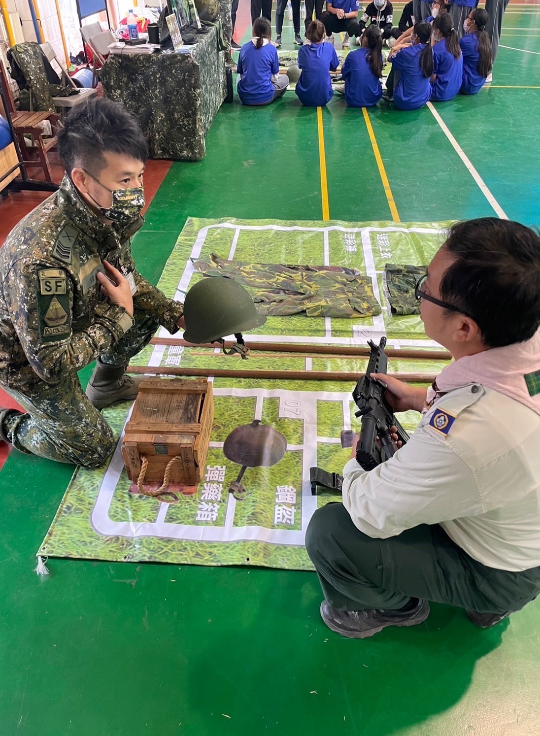 臺中市第37屆行義蘭姐專科章考驗露營活動武器裝備觀摩。(圖/豐原高商提供)