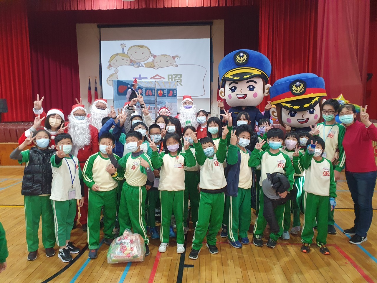 中市警二分局警察大頭娃娃代班當起「聖誕老公公交通宣導大使」，帶給全校師生史無前例驚喜及歡樂。(圖/記者謝榮浤翻攝)