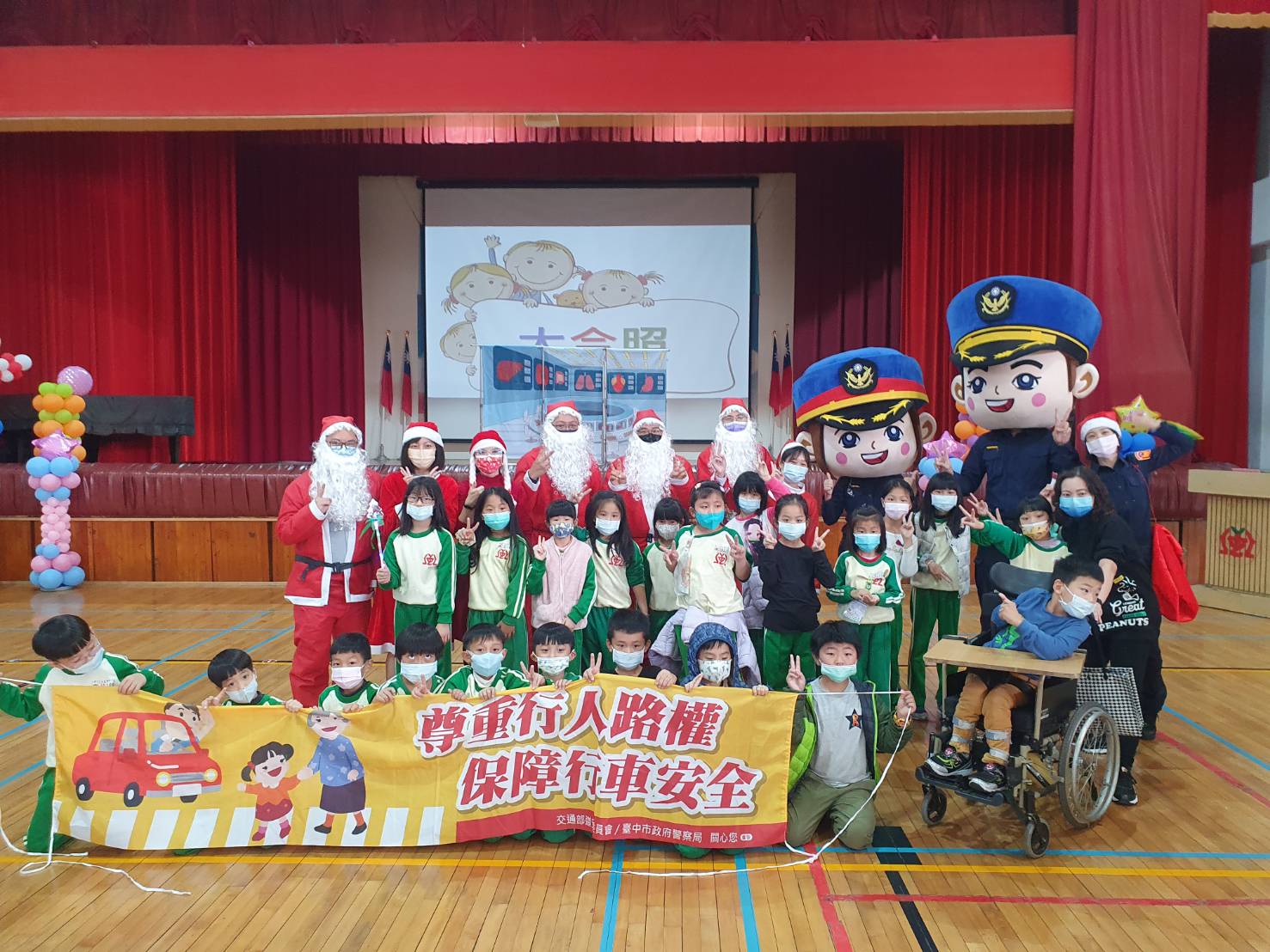 中市警二分局警察大頭娃娃代班當起「聖誕老公公交通宣導大使」，帶給全校師生史無前例驚喜及歡樂。(圖/記者謝榮浤翻攝)