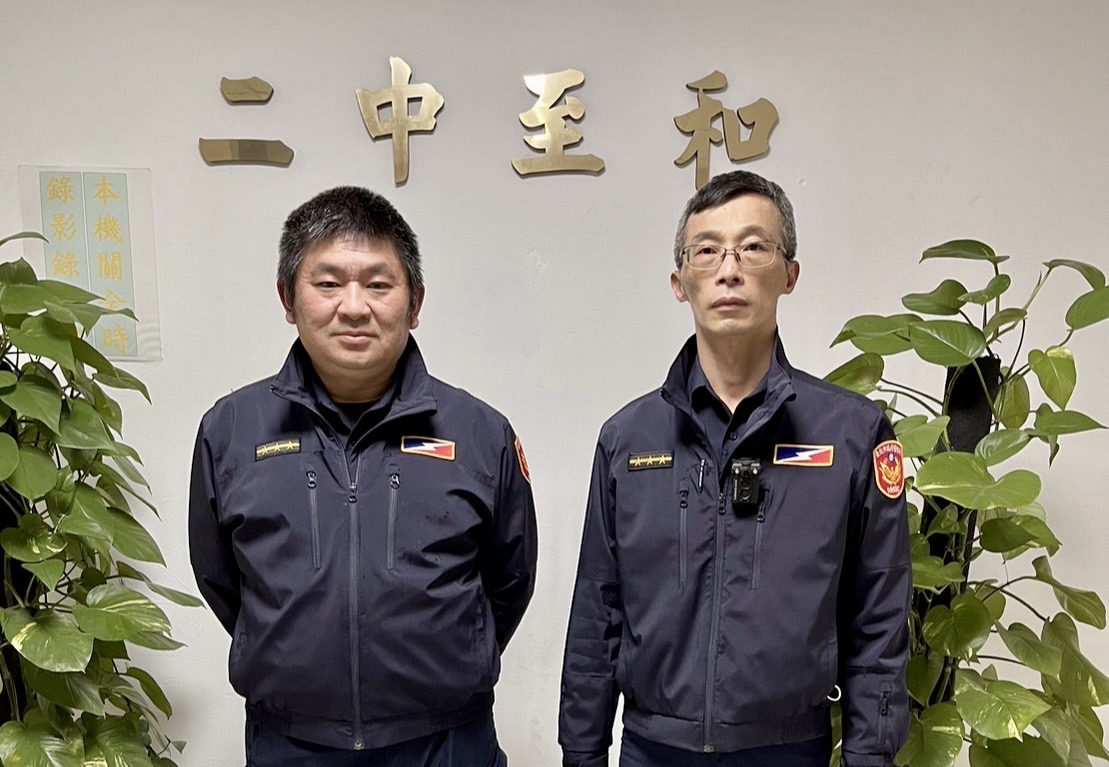 臺北市保安警察大隊機動派出所宣導警員王俊傑、張建華等2人(由左至右)。(記者宋紹誠翻攝)