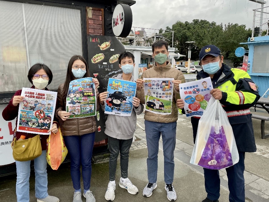 臺北市保安警察大隊機動派出所向民眾宣導防搶、防竊(扒)觀念,提升民眾自我防衛能力。(記者宋紹誠翻攝)