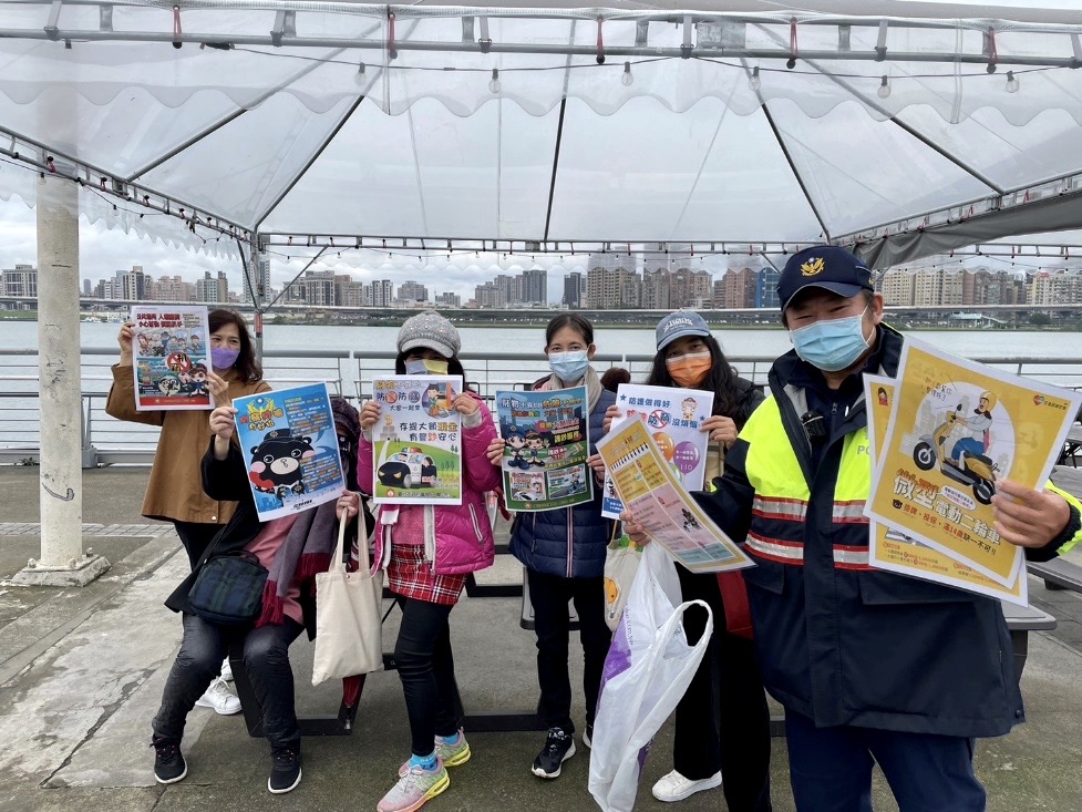 臺北市保安警察大隊機動派出所宣導民眾留意扒竊趁亂竊取皮包或隨身物品,強化民眾預防犯罪意識。(記者宋紹誠翻攝)