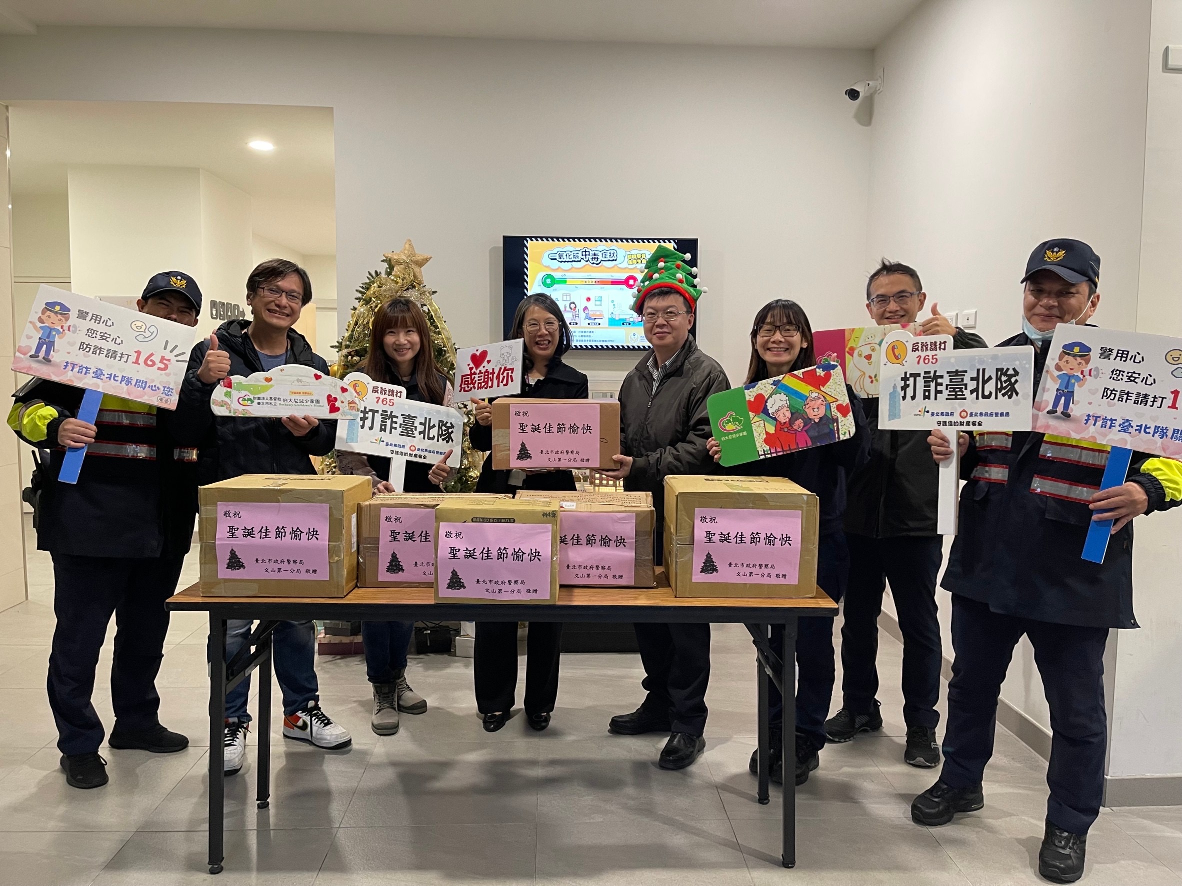 文山第一分局特於耶誕節前夕結合伯大尼兒少家園進行柔性宣導。(記者徐煜勝翻攝)