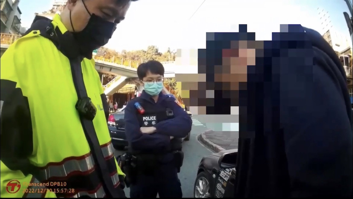新北保大員警巡邏查獲毒品及提款卡。(記者徐煜勝翻攝)