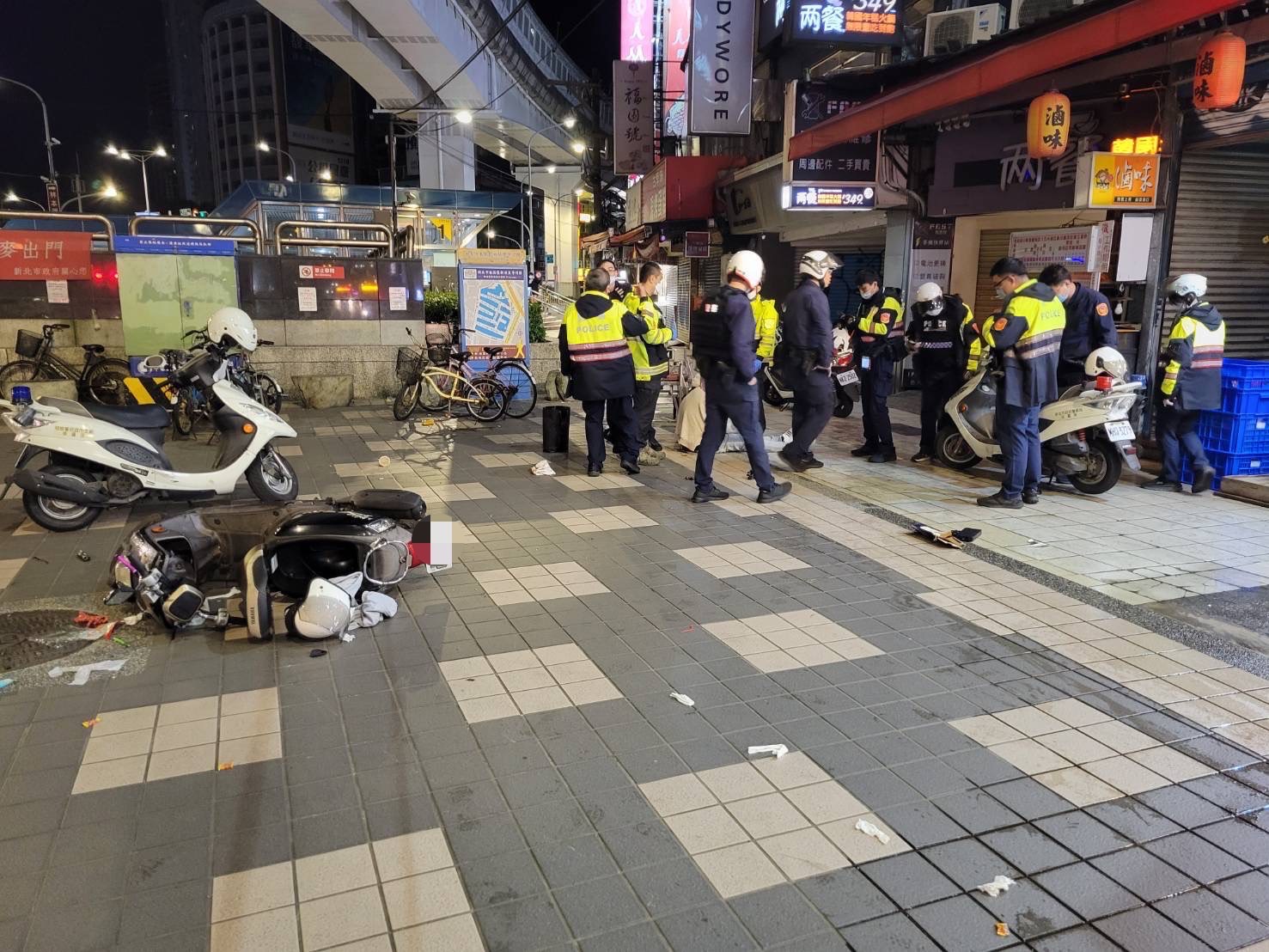 海山警查緝到通緝犯,並在其身上搜出毒品。(記者戴昱弘翻攝)