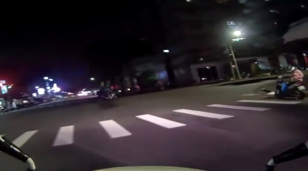 男子深夜闖紅燈急轉來勢洶洶 警方查出遭通緝卻道謝很有禮貌
