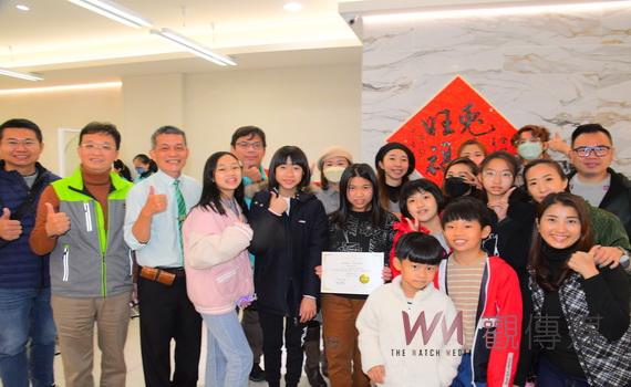 僑信國小黃榮森校長帶著徒弟寫聯做公益 勸募獨居長輩年菜學生家長相挺