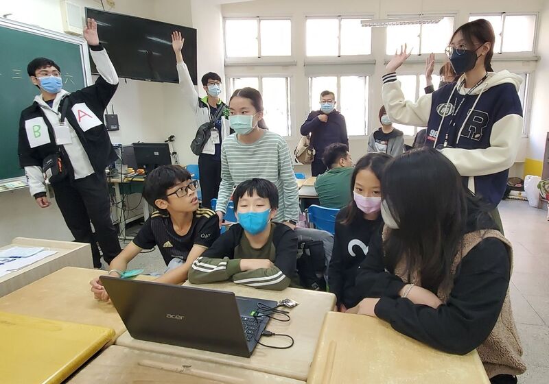 漾新聞|高科大與河堤國小大手攜小手開課程式語言串起學習新視野