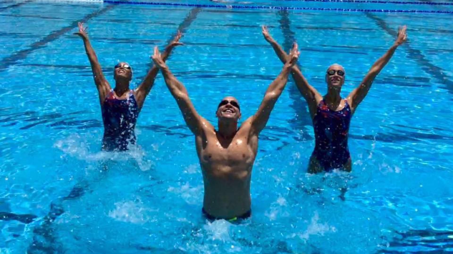 男性花式游泳選手2024年參加奧運比賽。圖(中)為美國花式游泳男選手梅伊出賽。 翻攝Bill May Synchronized Swimmer臉書