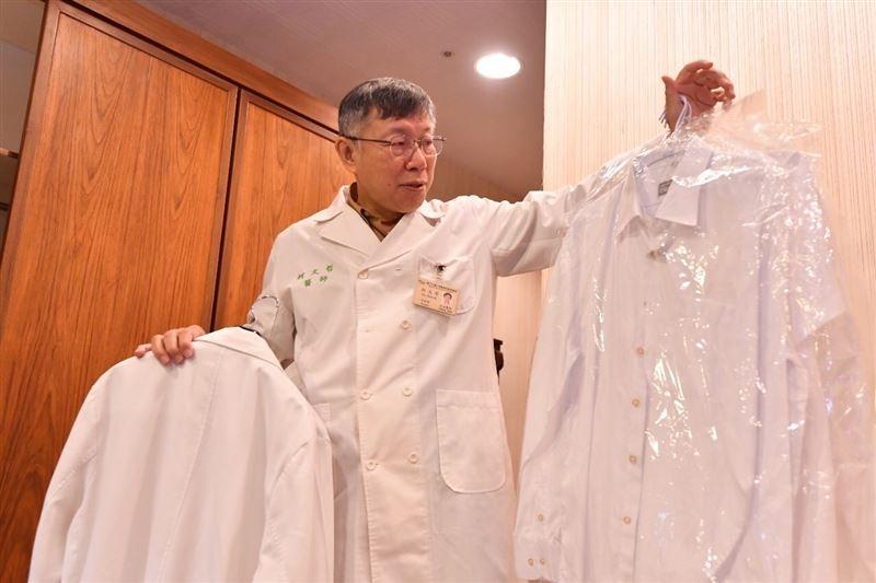 柯文哲大掃除市長辦公室,現場穿上醫師袍。台北市政府提供