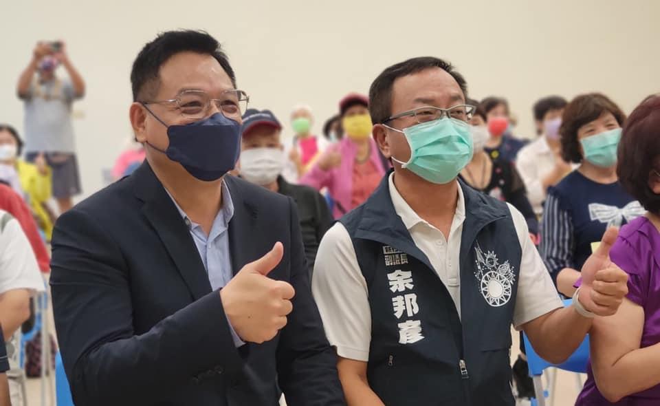 新竹市副議長余邦彥(右)同意慰留不退黨,黨團也達成共識支持余邦彥爭取連任副議長。翻攝余邦彥臉書