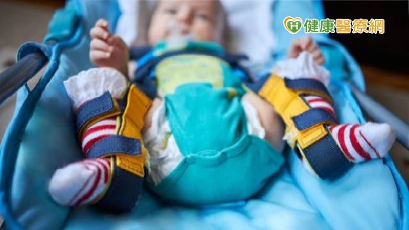 這些NG抱姿、包覆恐害新生兒長短腳! 「這方式」降低機率