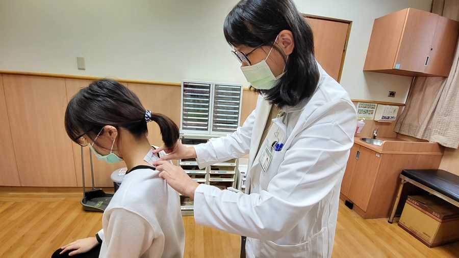 洪崚育醫師(右)表示,在冬至後的「三九天」敷貼熱性中藥「三九貼」可提振陽氣,驅除寒邪。