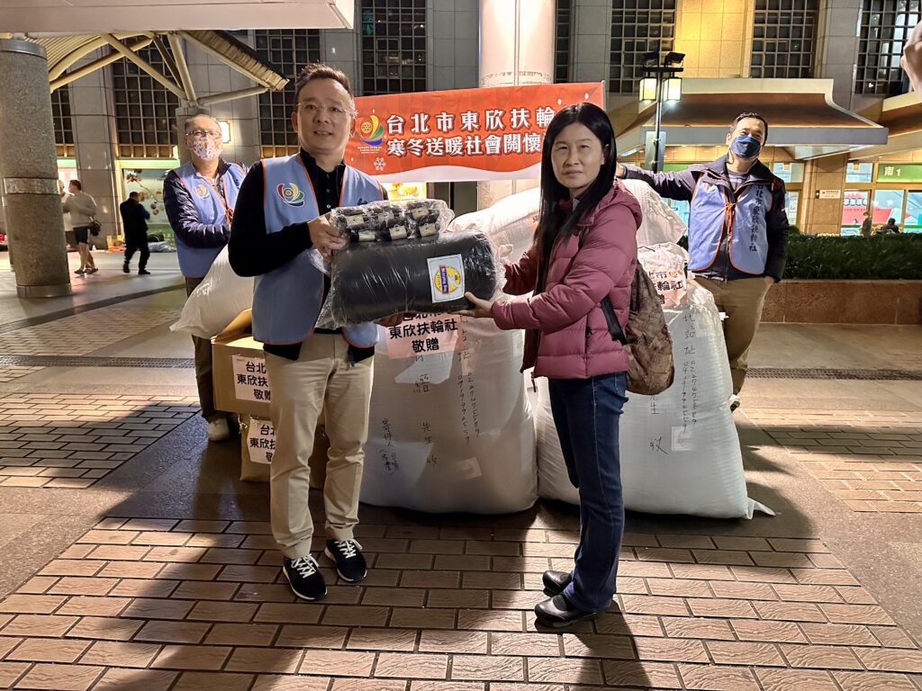 台北市政府社會局副局長廖雪如接受東欣扶輪社社長許國輝代表全體社員的捐贈