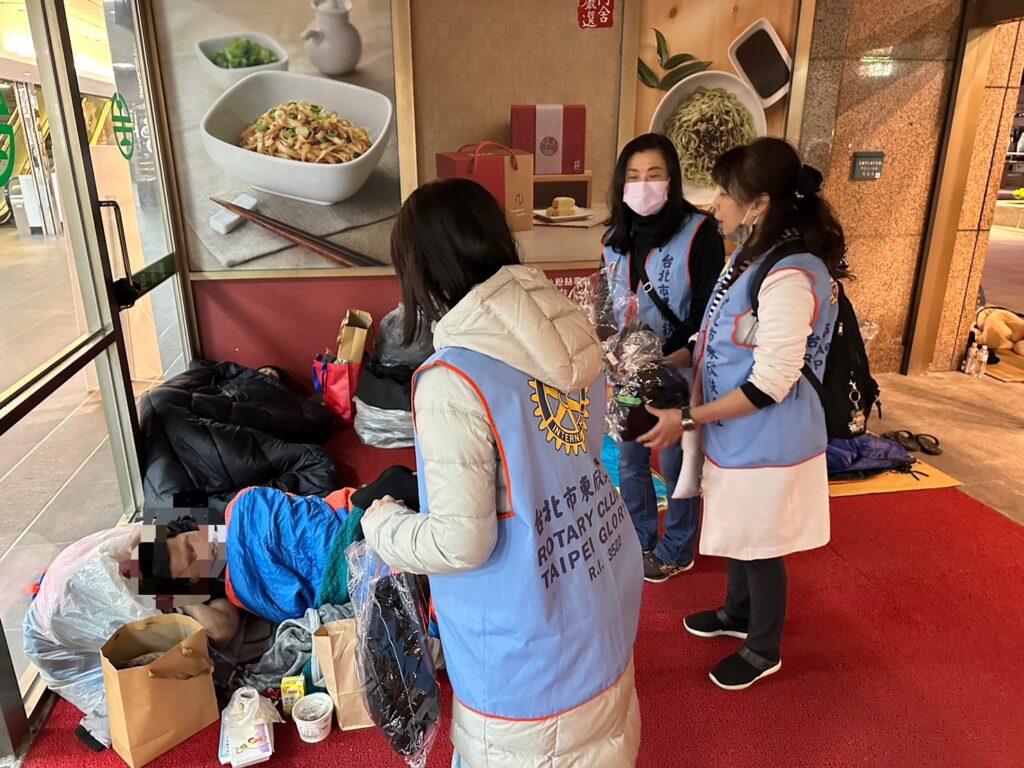 東欣扶輪社社友一一關懷有需要的街友