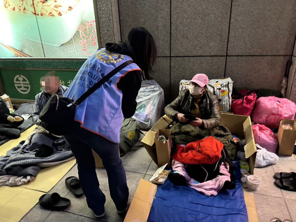 東欣扶輪社社友叮嚀街友注意保暖
