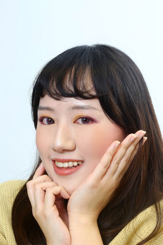 【日晷黃 X 數碼薰衣草】在日常的妝容添加不同色調的活力,可以運用黃色與紫色在色環