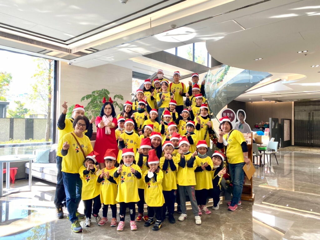 全台最美親子飯店─嘉義新悦花園酒店,今年偏鄉小學公益活動結合飯店熊家族結婚慶,邀請阿里山十字國小、嘉義管樂之光-宣信國小行進樂旗隊及新竹縣立交響樂團一起展演